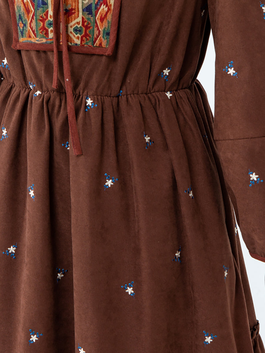 PLUS Größe - Geometrisches Midikleid mit Schnürung und Vintage-Tasche